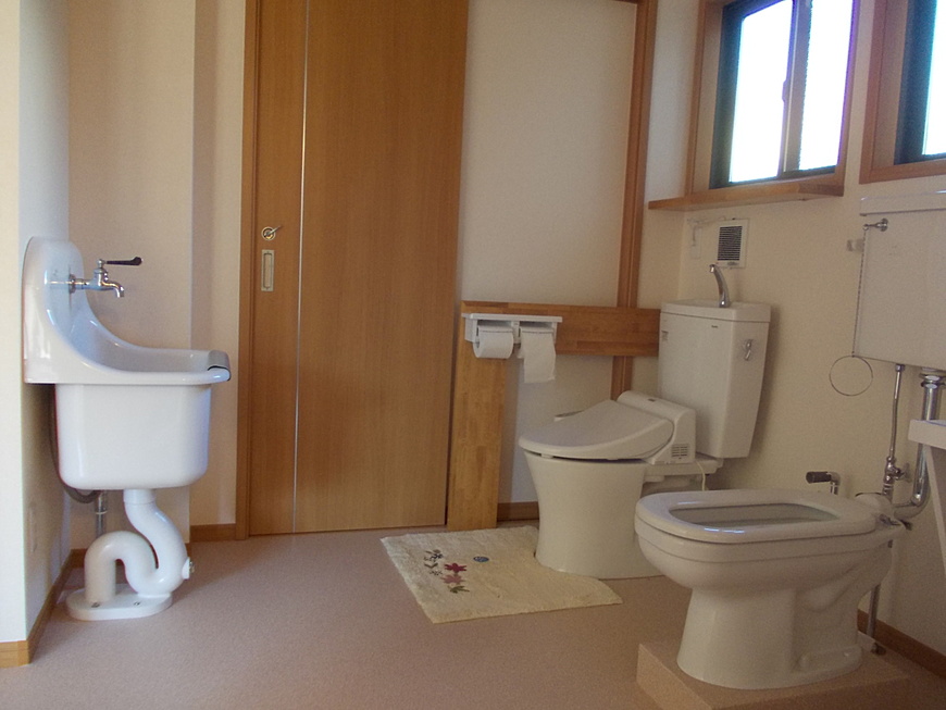 健常者用と障害者用のトイレ